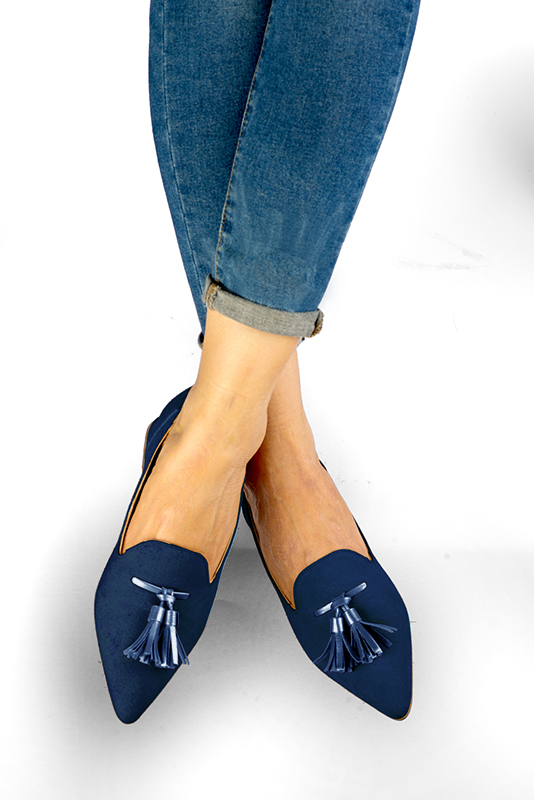 Navy blue women's loafers with pompons. Pointed toe. Flat flare heels. Worn view - Florence KOOIJMAN